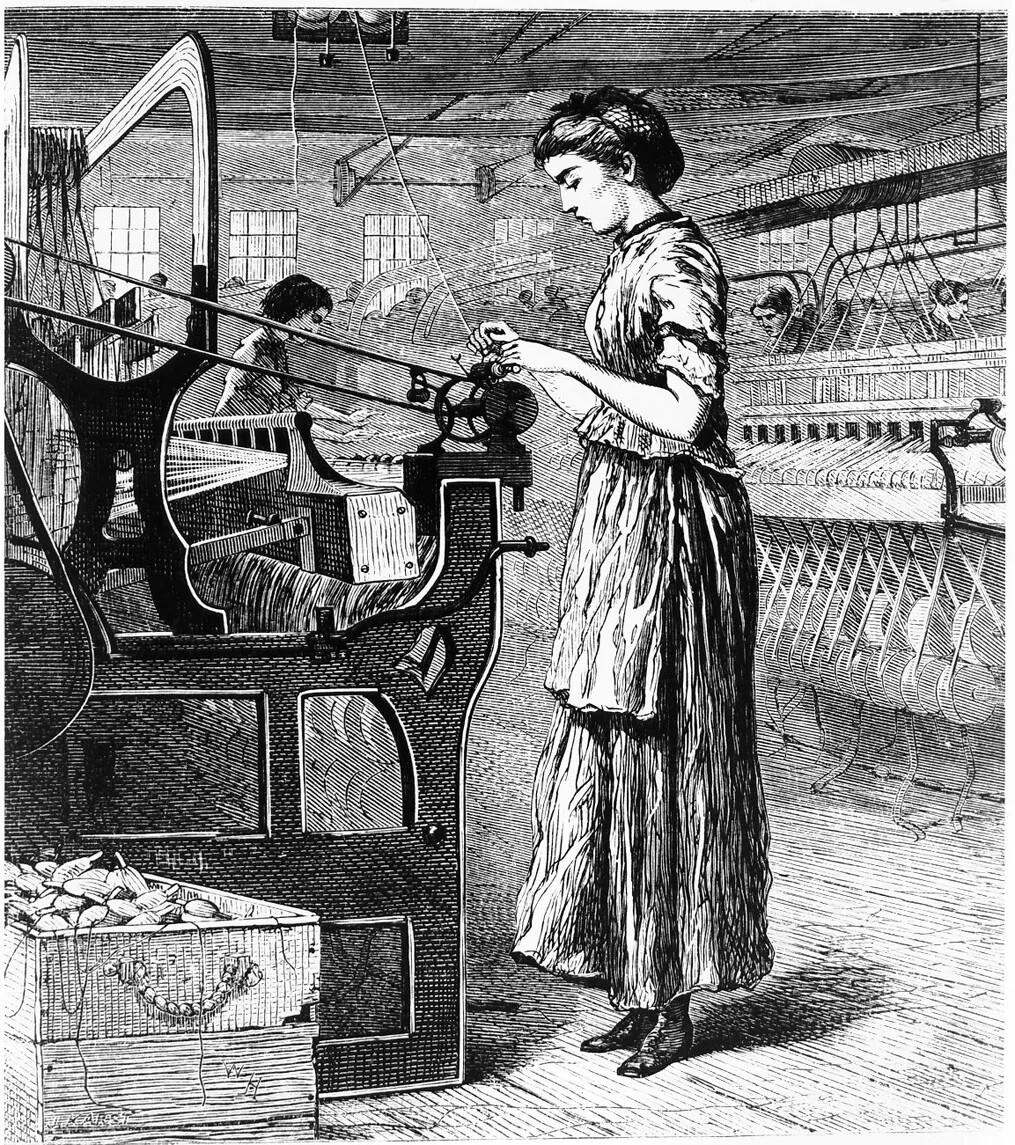 A black and white drawing of a woman working on a thread in front of a textile machine. She wears a short-sleeved shirt and a long skirt with an apron. There is a carton of cylinders with yarn wrapped around them next to the machine. In the background, there are women working in front of identical machines.